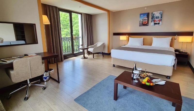 هتل پورت بسفروس استانبول یکی از هتل&zwnj;های لوکس استانبول است که با اتاق&zwnj;های شیک، امکانات بسیار خوب و البته چشم&zwnj;انداز زیبایی از تنگه بسفر از شما پذیرایی می&zwnj;کند. این مجموعه جذاب در مجموع شامل ۱۱۱ اتاق شیک و مدرن بوده که شامل اتاق&zwnj;های خانوادگی نیز می&zwnj;شوند.